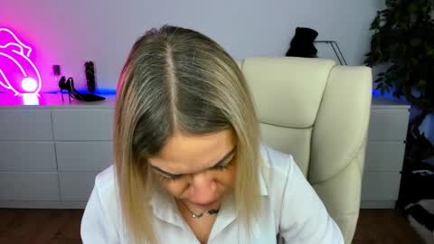 Snapshot of anna_snow9 chatting on December 1, 6:46 pm anna_snow9 online show from December 1, 6:46 pm