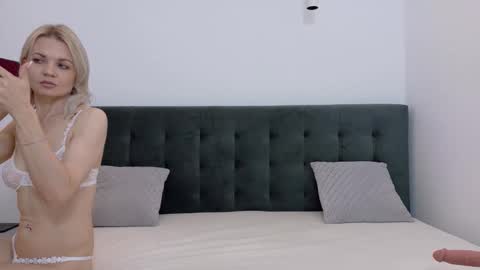 Snapshot of annabene chatting on December 15, 4:11 pm Anna online show from December 15, 4:11 pm