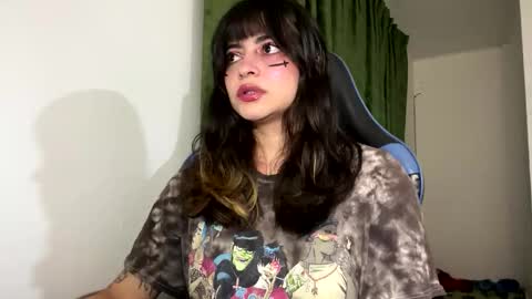 Snapshot of annacrow chatting on December 17, 1:33 am Anna online show from December 17, 1:33 am