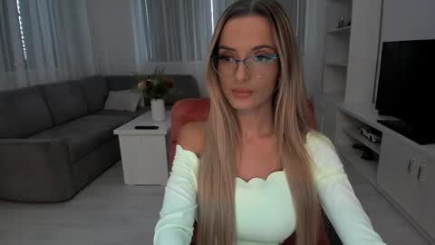 Snapshot of annaise_ chatting on November 9, 12:14 pm annaise online show from November 9, 12:14 pm