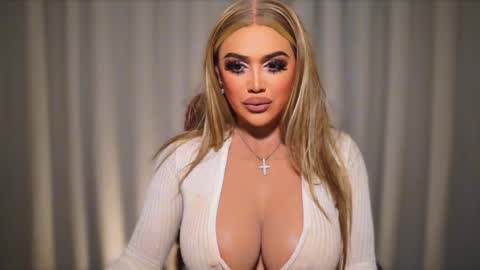 Snapshot of annecalifornia chatting on December 1, 4:17 am Anne Hart online show from December 1, 4:17 am