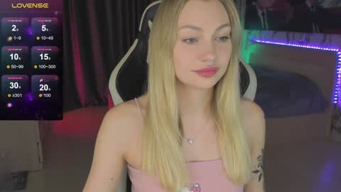 Snapshot of annie69kiss chatting on December 15, 3:13 am Annie online show from December 15, 3:13 am