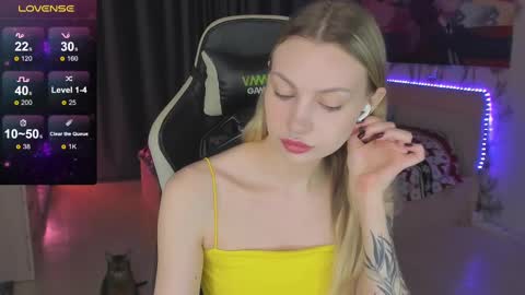 Snapshot of annie69kiss chatting on February 28, 9:23 pm Annie online show from February 28, 9:23 pm