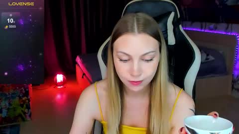 Snapshot of annie69kiss chatting on October 19, 3:23 pm Annie online show from October 19, 3:23 pm