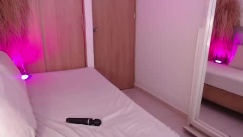 annie_20_ online show from April 17, 3:59 pm