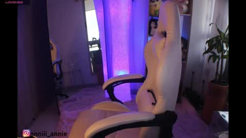 Snapshot of annie_snow_ chatting on June 1, 10:44 pm JEANNE no olvides seguirme dont forget follow me uu online show from June 1, 10:44 pm