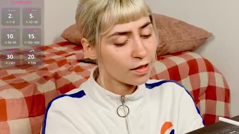 Snapshot of annietinky chatting on September 22, 2:24 am annietinky online show from September 22, 2:24 am