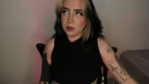 Snapshot of annikamerliahh_ chatting on November 6, 4:35 am Annika online show from November 6, 4:35 am