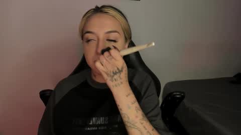 Snapshot of annikamerliahh_ chatting on November 30, 3:21 am Annika online show from November 30, 3:21 am