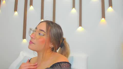 A N T O N E L L A  online show from February 18, 6:15 pm