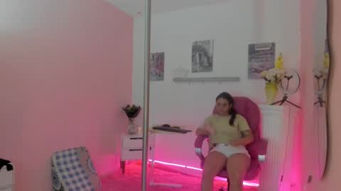 Snapshot of antonellakling_ chatting on January 13, 2:21 pm ANTONELLA online show from January 13, 2:21 pm