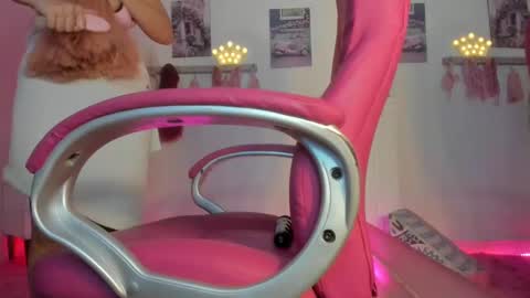 Snapshot of antonellakling_ chatting on February 7, 1:01 pm ANTONELLA online show from February 7, 1:01 pm