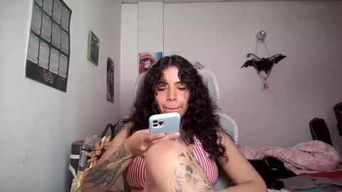 Snapshot of antoniabloom chatting on January 6, 5:27 pm Antonia online show from January 6, 5:27 pm