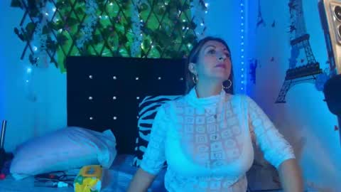 Snapshot of any_mour chatting on November 18, 5:17 pm any mour online show from November 18, 5:17 pm