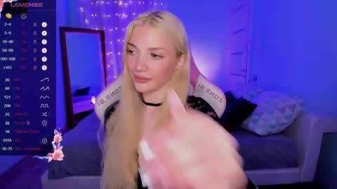 Snapshot of anyataylorr chatting on October 25, 2:19 am Anya online show from October 25, 2:19 am