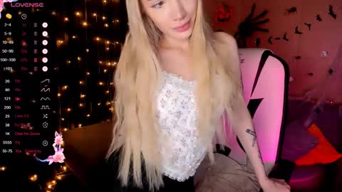 Snapshot of anyataylorr chatting on October 31, 2:23 am Anya online show from October 31, 2:23 am