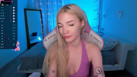 Snapshot of anyataylorr chatting on November 11, 2:44 am Anya online show from November 11, 2:44 am