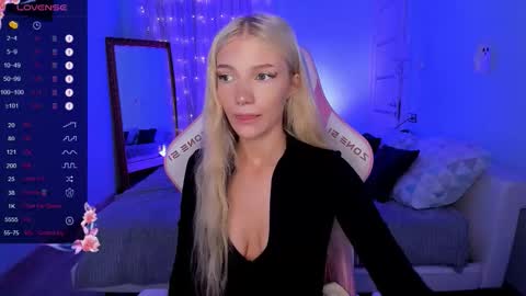 Snapshot of anyataylorr chatting on November 19, 2:22 am Anya online show from November 19, 2:22 am