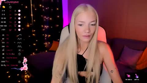 Snapshot of anyataylorr chatting on December 4, 9:07 am Anya online show from December 4, 9:07 am