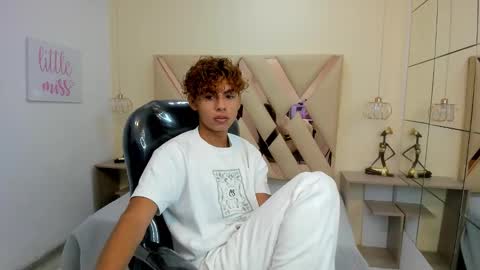 anyelotwink online show from January 14, 2:33 pm