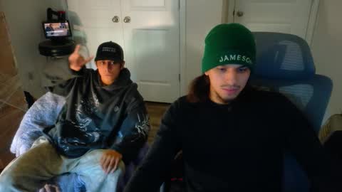 Snapshot of apachewithawebcam chatting on December 20, 8:27 pm ApacheWithWebcam online show from December 20, 8:27 pm