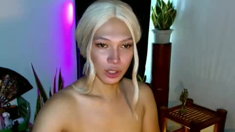 Snapshot of aphr0dite_x chatting on December 8, 12:40 am Roman Goddess online show from December 8, 12:40 am