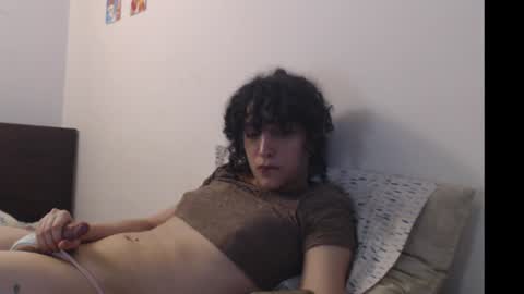 Snapshot of apolosbitch chatting on December 4, 11:13 pm Nix online show from December 4, 11:13 pm