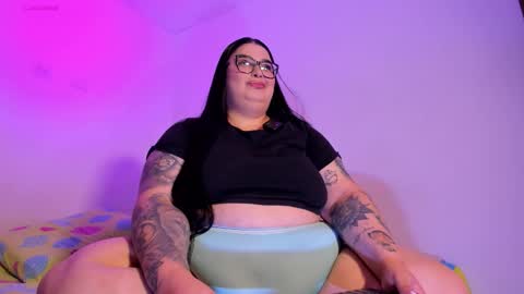 Snapshot of apriilpeach_ chatting on November 23, 5:35 pm Maria online show from November 23, 5:35 pm