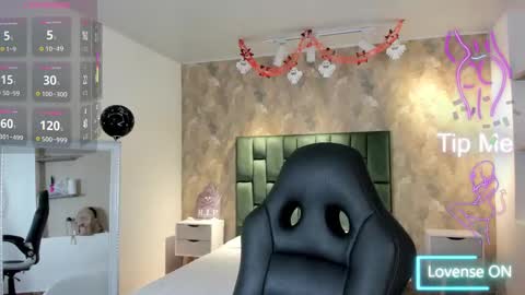 Snapshot of april_dumont chatting on October 23, 1:32 pm April online show from October 23, 1:32 pm