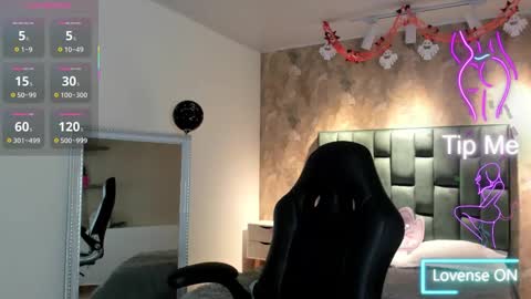 Snapshot of april_dumont chatting on October 28, 11:25 am April online show from October 28, 11:25 am