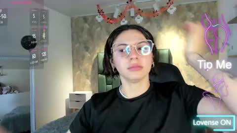 Snapshot of april_dumont chatting on October 29, 11:45 am April online show from October 29, 11:45 am