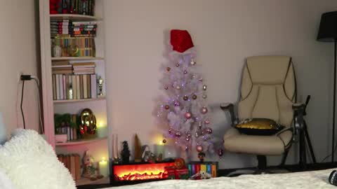 Snapshot of aprilinalba chatting on December 2, 12:49 am ALEKSANDRA POLYAKOVA online show from December 2, 12:49 am