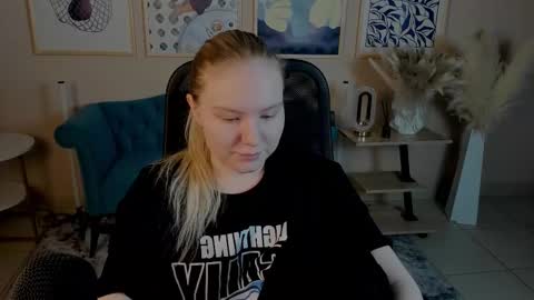 Snapshot of aprilserenity chatting on October 25, 2:19 am April. All year round. online show from October 25, 2:19 am