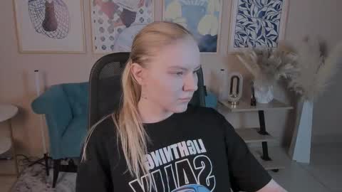 Snapshot of aprilserenity chatting on November 2, 10:01 pm April. All year round. online show from November 2, 10:01 pm