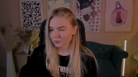 Snapshot of aprilserenity chatting on November 21, 1:59 am April. All year round. online show from November 21, 1:59 am