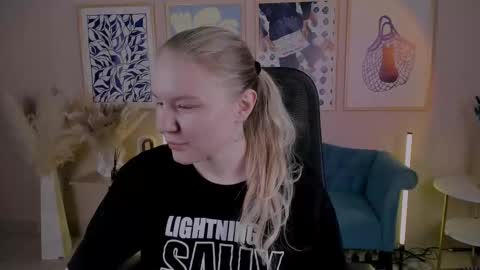 Snapshot of aprilserenity chatting on November 24, 1:16 am April. All year round. online show from November 24, 1:16 am