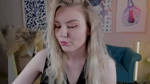 Snapshot of aprilserenity chatting on November 27, 10:45 pm April. All year round. online show from November 27, 10:45 pm