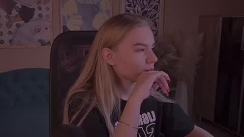 Snapshot of aprilserenity chatting on December 14, 7:40 pm April. All year round. online show from December 14, 7:40 pm