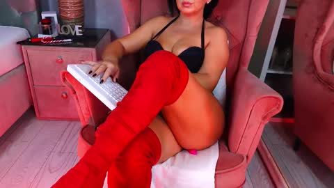 Snapshot of aqueenmonica chatting on November 10, 4:33 am AQueenMonica online show from November 10, 4:33 am