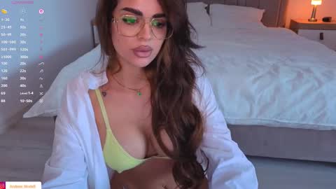 Snapshot of arabian_beautyy chatting on November 6, 8:59 am IsaBella online show from November 6, 8:59 am