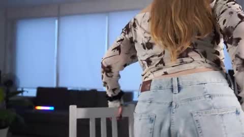 Snapshot of aracelieovaldi chatting on December 3, 5:15 am Valentina online show from December 3, 5:15 am