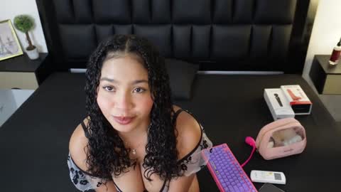 Snapshot of aradia_01 chatting on December 4, 8:29 pm online show from December 4, 8:29 pm