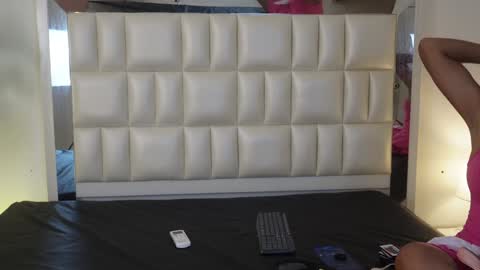 Snapshot of aradia_01 chatting on January 25, 3:09 am online show from January 25, 3:09 am