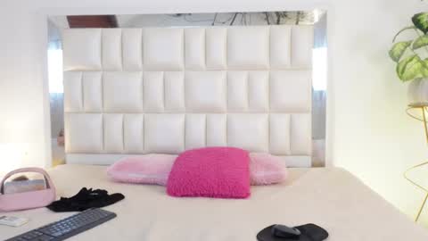 Snapshot of aradia_01 chatting on February 28, 5:04 am online show from February 28, 5:04 am