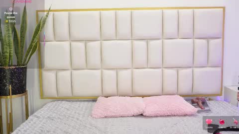 Snapshot of aradia_01 chatting on December 15, 8:24 pm online show from December 15, 8:24 pm