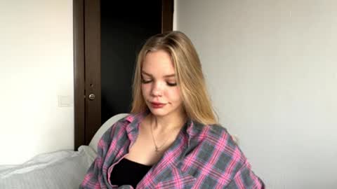 Snapshot of argeliaboivin chatting on November 17, 5:24 am Amelia online show from November 17, 5:24 am