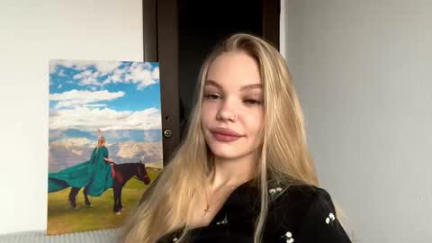 Snapshot of argeliaboivin chatting on December 5, 8:23 am Amelia online show from December 5, 8:23 am