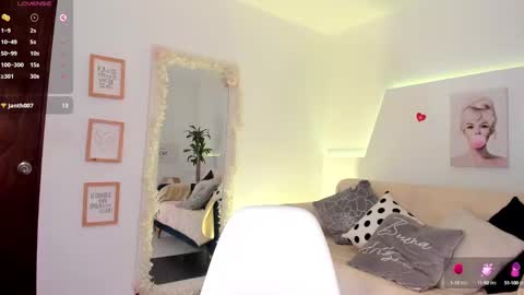 Snapshot of ari_es chatting on January 31, 4:27 pm Ari online show from January 31, 4:27 pm