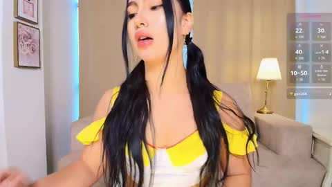 Snapshot of ari_es chatting on October 8, 1:20 pm Ari online show from October 8, 1:20 pm