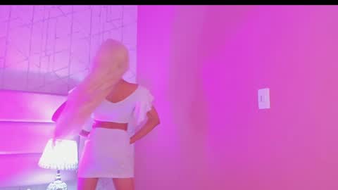 Snapshot of ari_sunshine chatting on December 19, 2:01 am Ari online show from December 19, 2:01 am